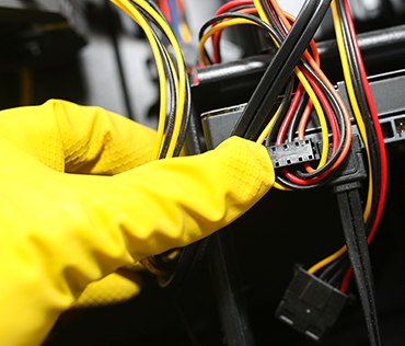 clean-pc-with-yellow-gloves